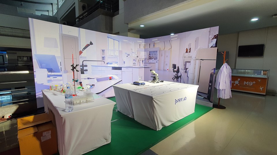 Backdrop ภาพห้องปฏิบัติการพร้อมโต๊ะจัดแสดงอุปกรณ์