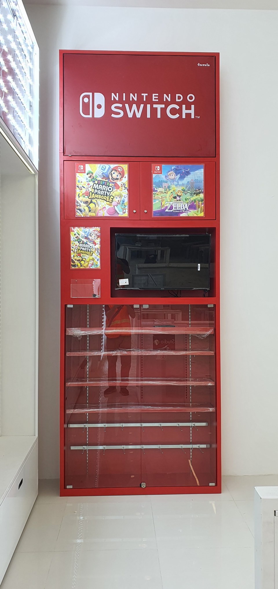 ชั้นวางสินค้า Display สีแดงพร้อมส่วนหัวและแผงกราฟิก